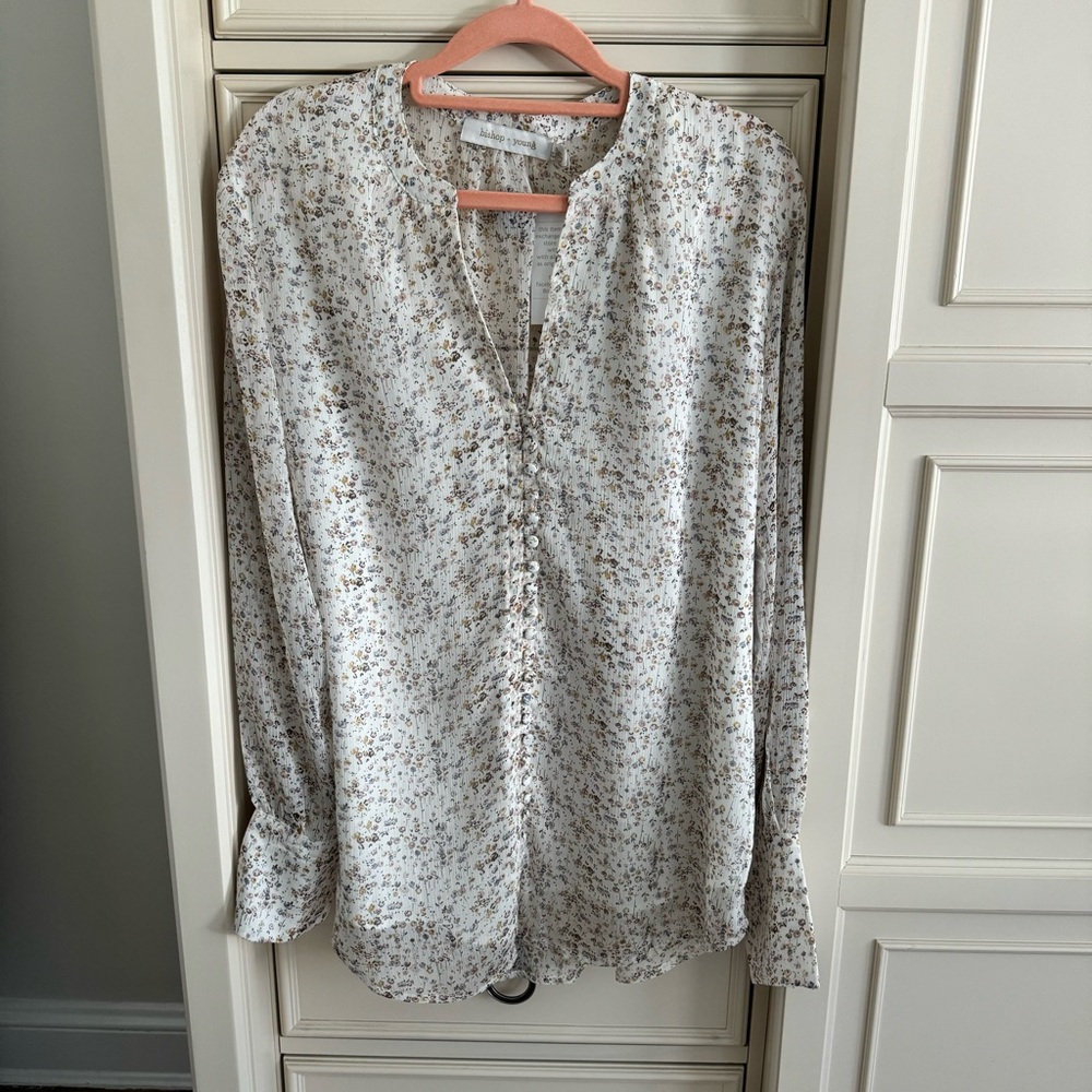 NWT BISHOP AND YOUNG ANA COVERED BUTTON BLOUSE IN ROMANCE PRINT SIZE SMALL